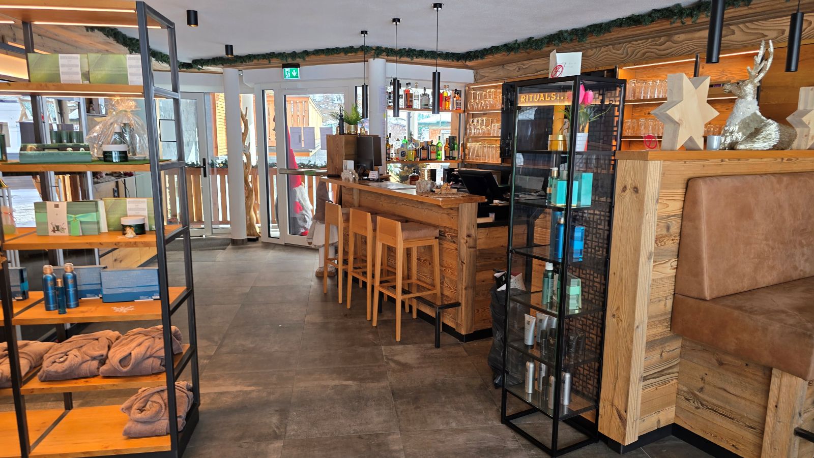 Receptie en Bistro Alpinegold Residenz Rauris.